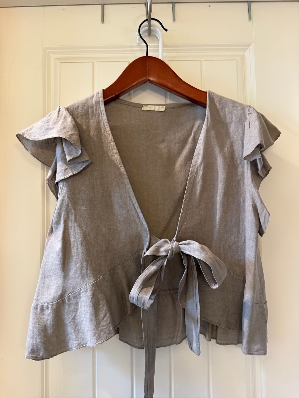 Tie-Front Ruffle Sleeve Women's Top - Taupy Gray. 100% linen. Size large. EUC